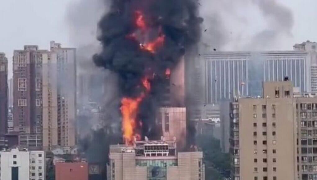 В Китае за 20 минут сгорел небоскреб
