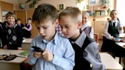 Учащимся школ в России запретили пользоваться телефонами