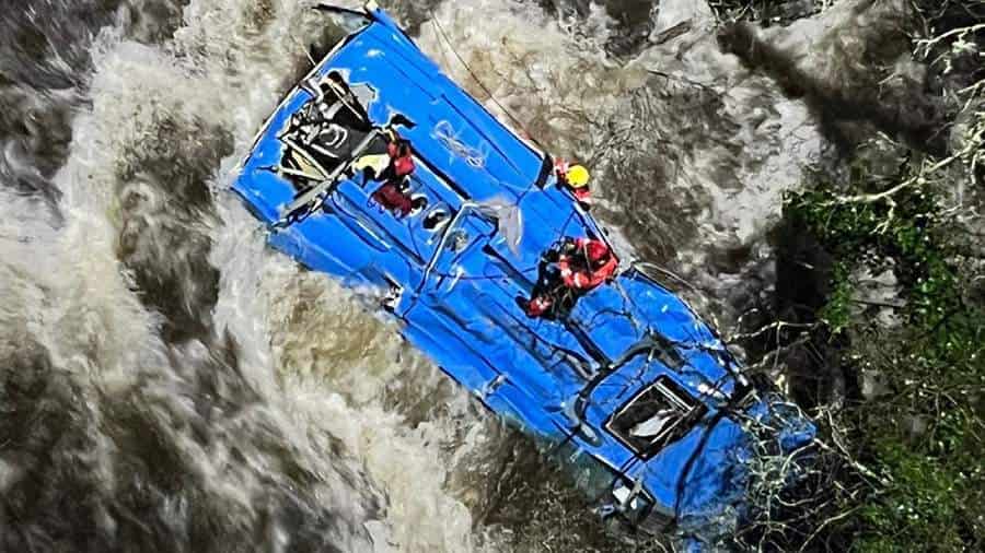 В Испании автобус упал в реку