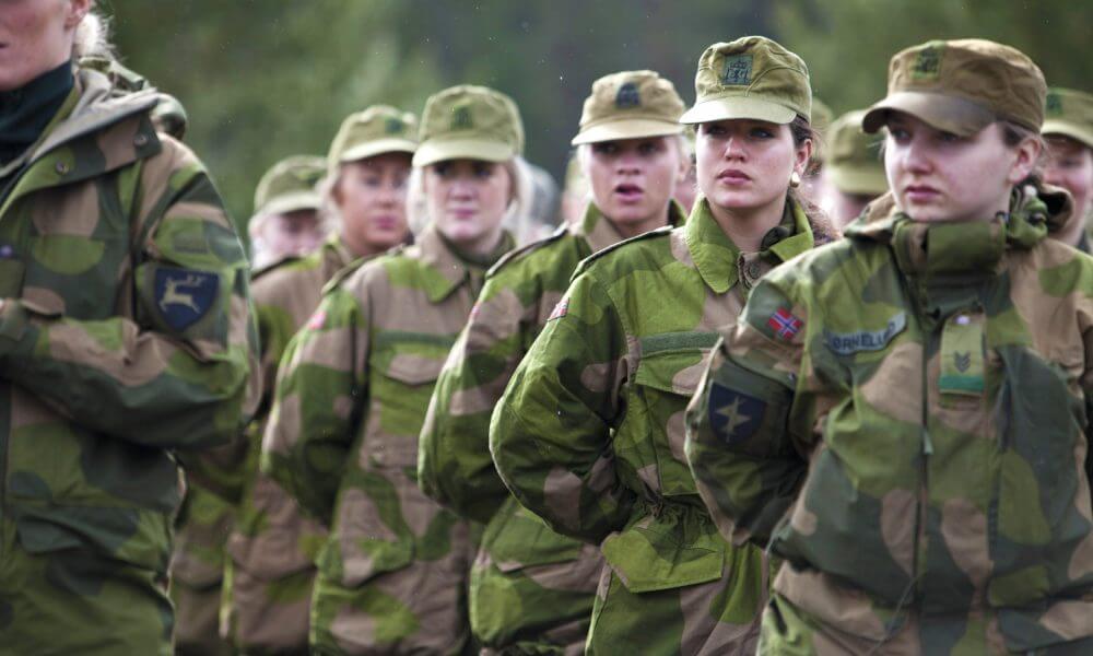 Дания будет призывать женщин на срочную службу