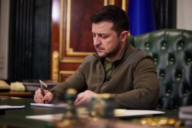 Зеленский продлил военное положение в Украине