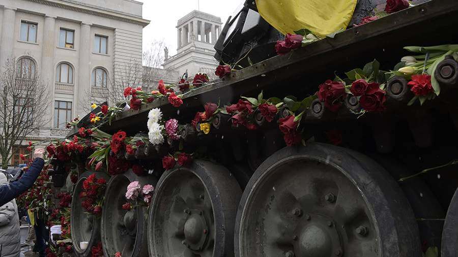 Жители Германии возложили цветы к российскому танку, призвав сесть за стол переговоров