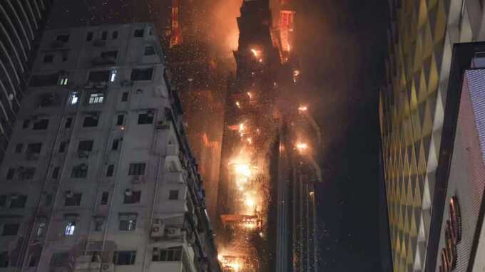 В Гонконге загорелся небоскреб