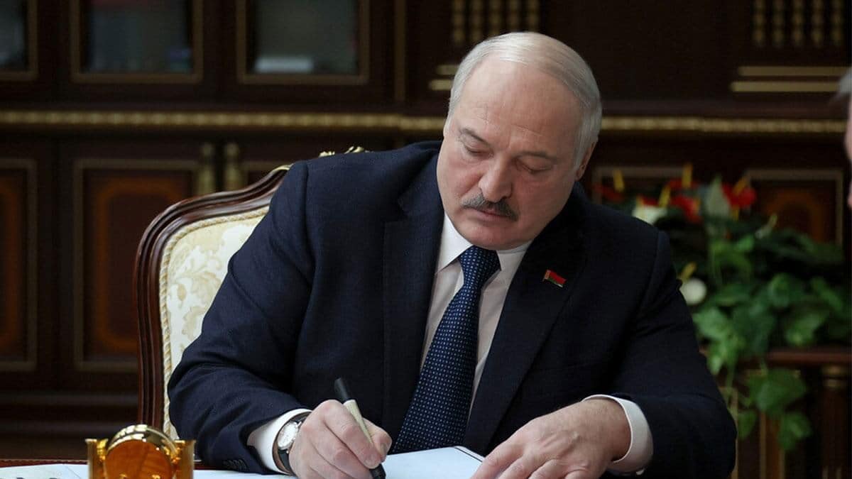 Лукашенко подписал указ о военном времени. Указ Лукашенко. Лукашенко подписывает. Лукашенко в качестве.