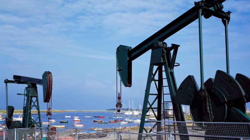 США повысили прогноз добычи нефти до 12,61 млн б/с