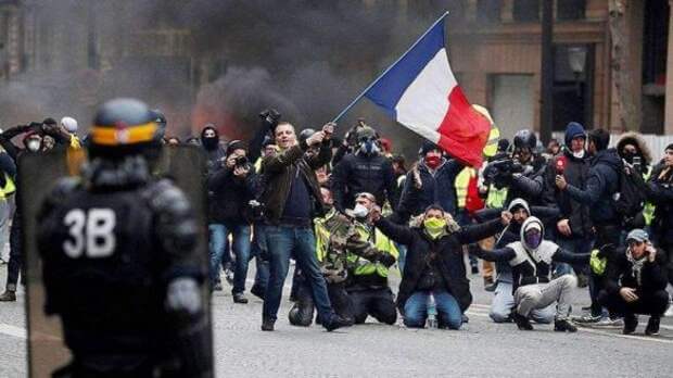 Во Франции задержали 700 участников беспорядков