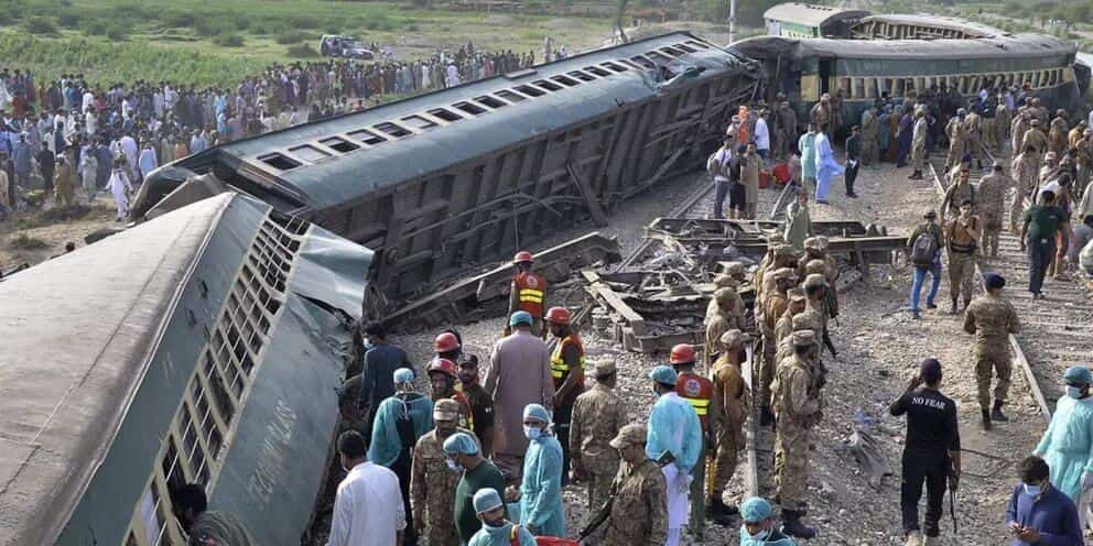 В Пакистане масштабная железнодорожная катастрофа