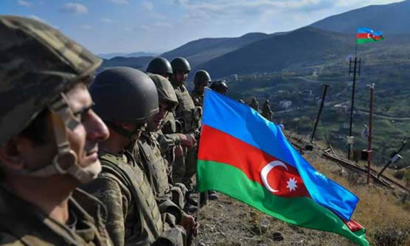 Азербайджан сосредоточил войска на границе с Арменией
