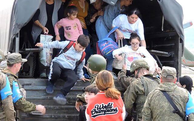 Мирные жители продолжаются эвакуироваться из Нагорного Карабаха